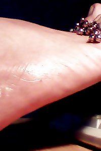 absorbs feet of indian aunty